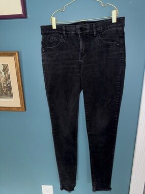 Black High-Rise Skinny Jeans with Frayed Hem